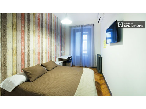 Historyczny pokój w 1shared apartament w Puerta del Sol w… - Do wynajęcia