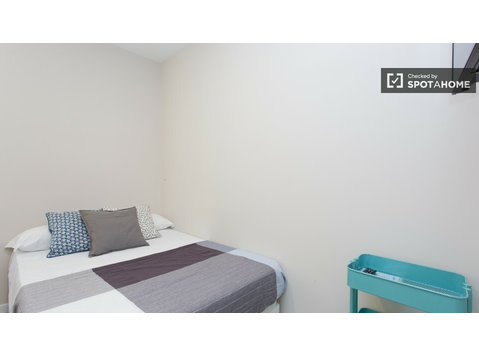 Housing in 7-bedroom apartment in Malasaña, Madrid - For Rent