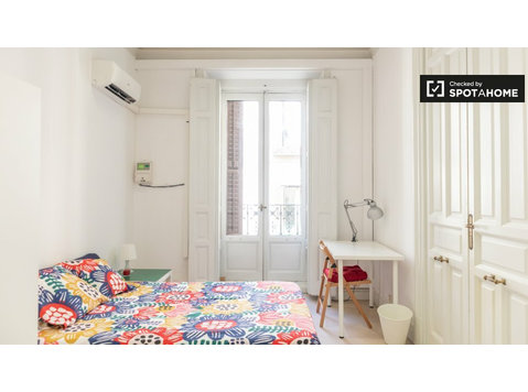 Huge room in 12-bedroom apartment in Sol, Madrid - For Rent