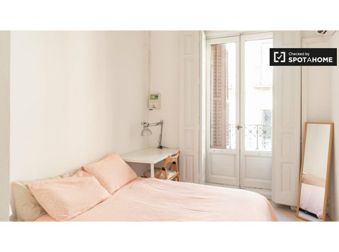 Quarto enorme em apartamento de 12 quartos no Sol, Madrid - Aluguel