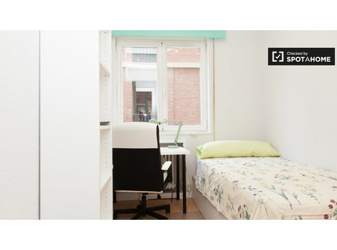 Enorme quarto em apartamento de 7 quartos em Malasaña,… - Aluguel