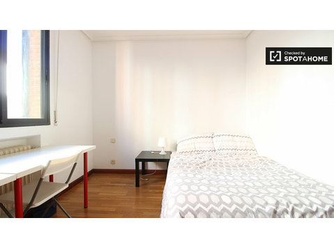 Huge room in 7-bedroom apartment in Tetuán, Madrid - Kiadó