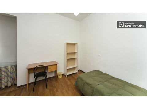 Huge room in 9-bedroom apartment in Malasaña, Madrid - For Rent