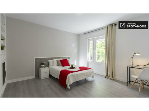 Huge room in 9-bedroom apartment in Rios Rosas, Madrid - เพื่อให้เช่า