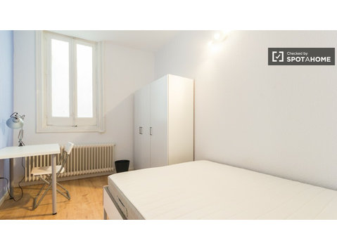 Huge room in shared apartment in Puerta del Sol, Madrid - برای اجاره