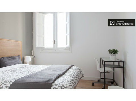 Ideales Zimmer in einer 12-Zimmer-Wohnung in Malasaña,… - Zu Vermieten
