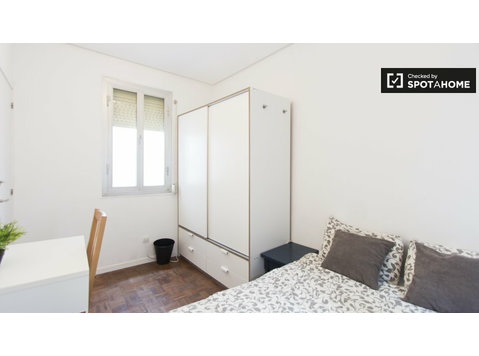 Ideales Zimmer in 4-Zimmer-Wohnung in Latina, Madrid - Zu Vermieten