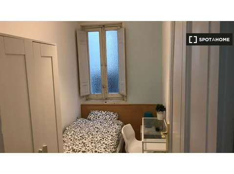 Ideal room in 9-bedroom apartment in Puerta del Sol, Madrid - For Rent