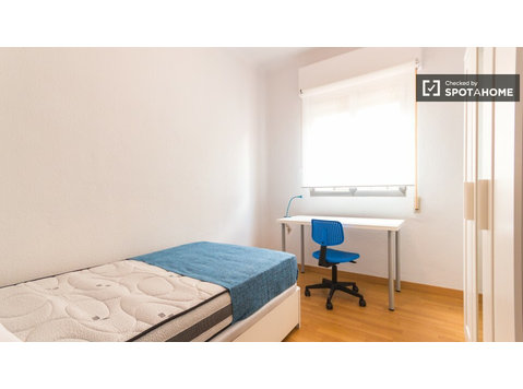 Ideal room in apartment in Atocha and Delicias, Madrid - 出租