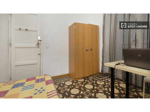 Camera ideale in appartamento condiviso a Malasaña, Madrid - In Affitto