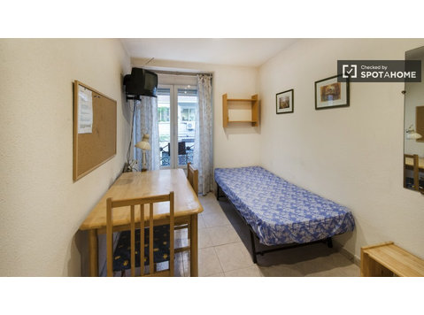 Ideal room in shared apartment in Malasaña, Madrid - Kiadó