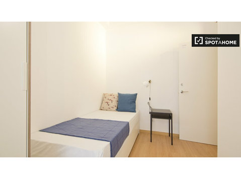Interior room in 10-bedroom apartment in Moncloa, Madrid - For Rent