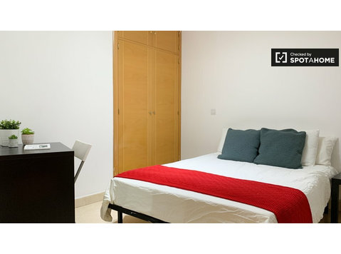 Quarto interior em apartamento de 11 quartos em Sol, Madrid - Aluguel