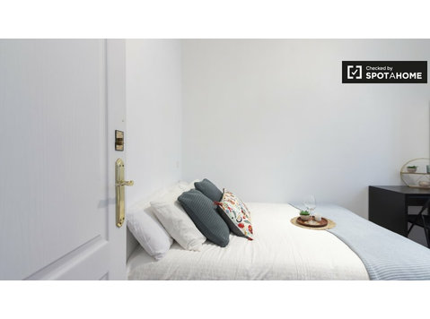 Camera interna in appartamento 1shared a Puerta del Sol,… - In Affitto