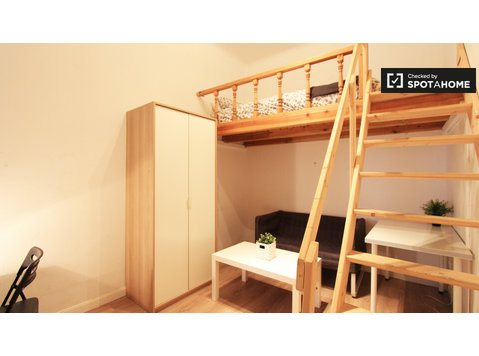 Quarto interior em apartamento de 9 quartos em Sol, Madrid - Aluguel