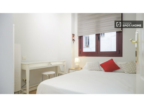Stanza interna in appartamento in Delicias e Legazpi, Madrid - In Affitto