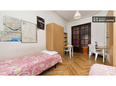 Habitación interior en piso compartido en Chamberí, Madrid - Alquiler