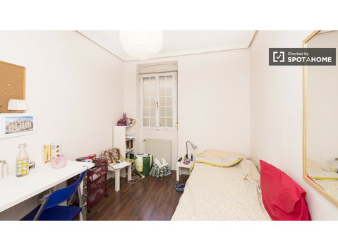 Habitación interior en piso compartido en Delicias, Madrid - Alquiler