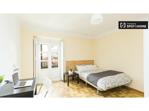 Habitación interior en piso compartido en Puerta del Sol,… - Alquiler