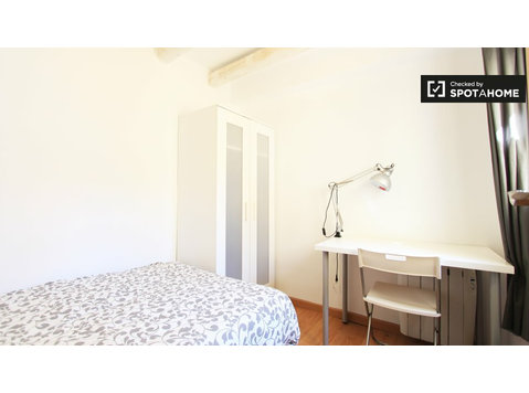 Camera interna in appartamento condiviso a Puerta del Sol,… - In Affitto