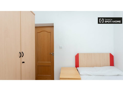 Inviting room in 4-bedroom apartment in Getafe, Madrid - 空室あり