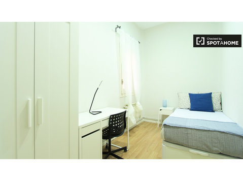 Salamanca, Madrid'de 6 odalı bir evde davetkar bir oda - Kiralık