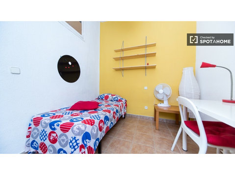 Zapraszany pokój w 8-pokojowym apartamencie w Lavapiés w… - Do wynajęcia
