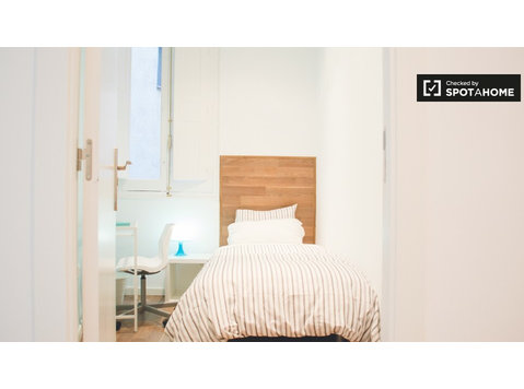 Lavapiés, Madrid'de 9 yatak odalı dairede davetkar oda - Kiralık