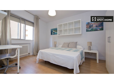 Alcalá de Henares'de paylaşılan apartmanda davetkar oda - Kiralık