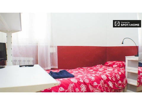 Invitare camera in appartamento condiviso a Argüelles,… - In Affitto