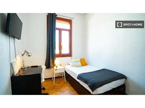 Chambre accueillante dans un appartement partagé à Moncloa,… - À louer