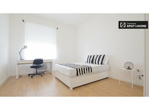 Moncloa, Madrid'de 10 odalı bir daire bulunan geniş oda - Kiralık