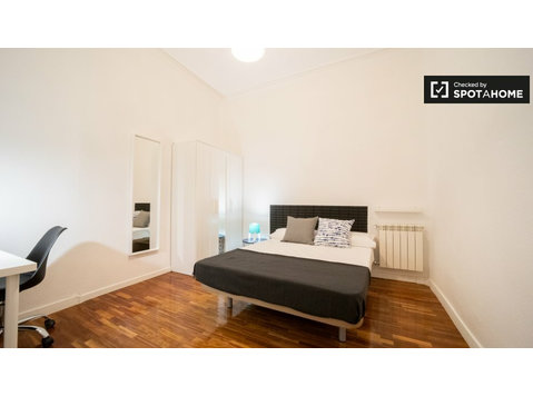 Duży pokój w 11-pokojowym mieszkaniu na Malasinie w Madrycie - Do wynajęcia