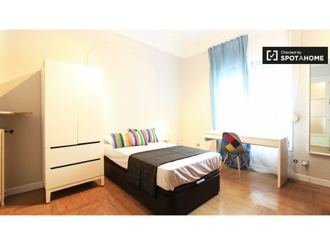 Large room in 13-bedroom apartment in Justicia, Madrid - For Rent