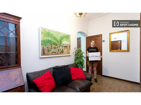 Großes Zimmer in einer 5-Zimmer-Wohnung in Salamanca, Madrid - Zu Vermieten