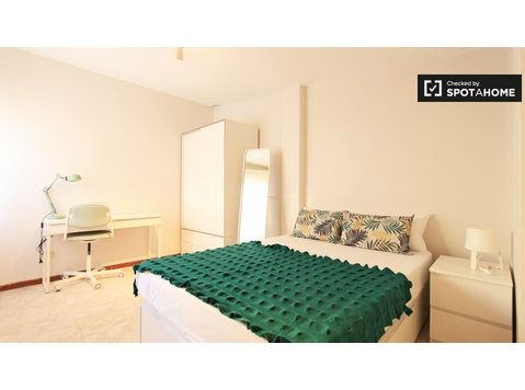 Duży pokój w 6-pokojowym apartamencie w Guindalera w… - Do wynajęcia
