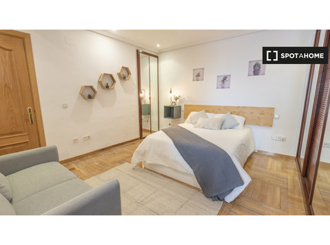 Large room in 6-bedroom apartment in Moncloa, Madrid - 空室あり