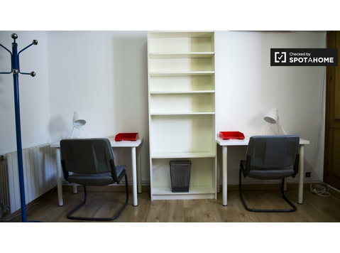 Ampia camera in appartamento con 7 camere da letto a… - In Affitto