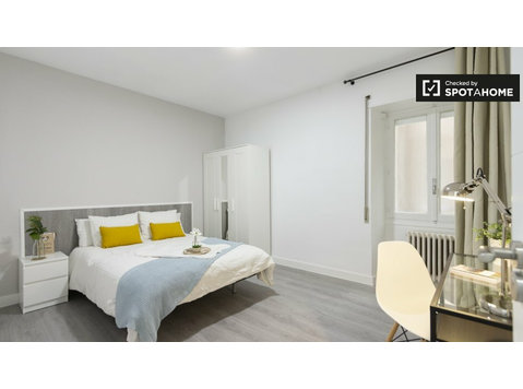 Large room in 9-bedroom apartment in Rios Rosas, Madrid - K pronájmu