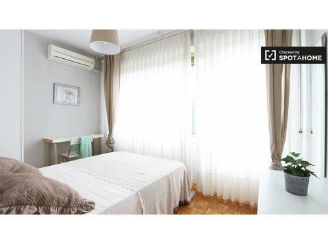 Light room in 4-bedroom apartment in Nueva España, Madrid - For Rent