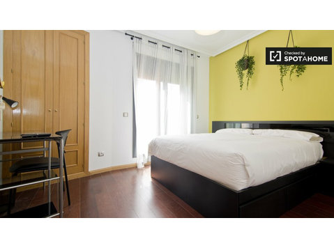 Sala de luz em apartamento de 5 quartos em Delicias, Madrid - Aluguel