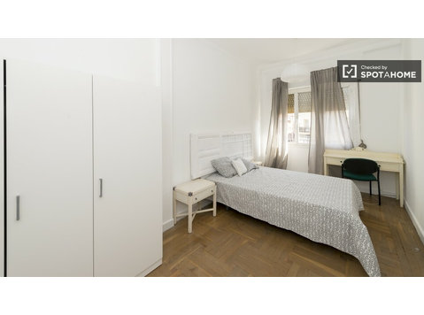 Camera luminosa in appartamento con 5 camere da letto a… - In Affitto