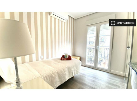 Light room in 6-bedroom apartment in Argüelles, Madrid - For Rent