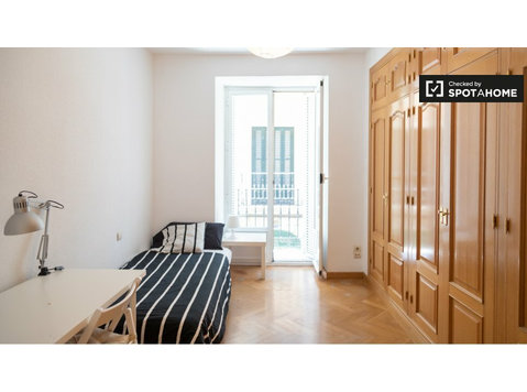 Light room in 7-bedroom apartment in Lavapiés, Madrid - Под наем