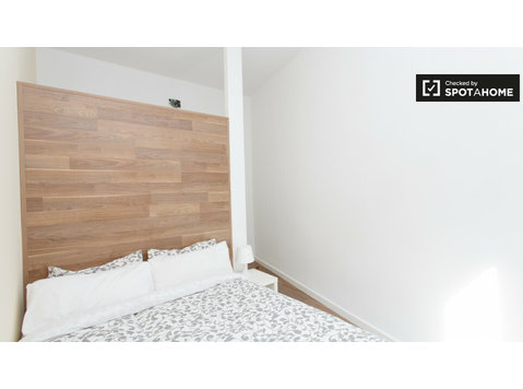 Jasny pokój w apartamencie z 9 sypialniami w Lavapiés w… - Do wynajęcia