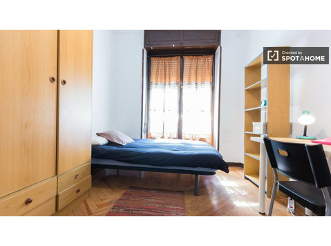 Jasny pokój we wspólnym mieszkaniu w Chamberí, Madryt - Do wynajęcia