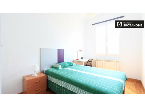 Camera luminosa in appartamento condiviso a Chamberí, Madrid - In Affitto