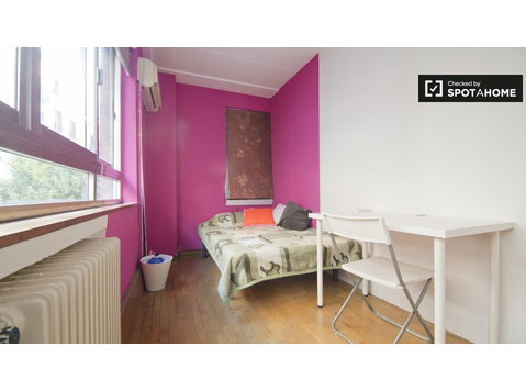 Żywy pokój w 6-pokojowym apartamencie w Chueca w Madrycie - Do wynajęcia