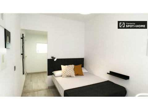 Lovely room for rent in 5-bedroom flat in Puente de Vallecas - For Rent