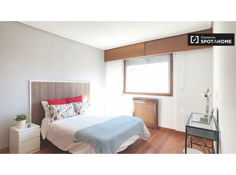 Belle chambre à louer dans un appartement de 6 chambres à… - À louer